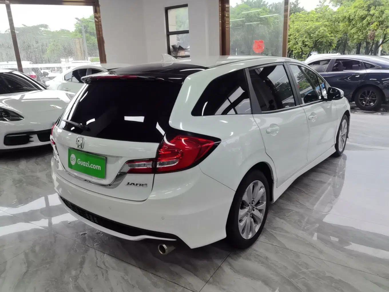 Honda Jade 2017 1.8L automatic Comfort version 5 seats — миниатюра 6