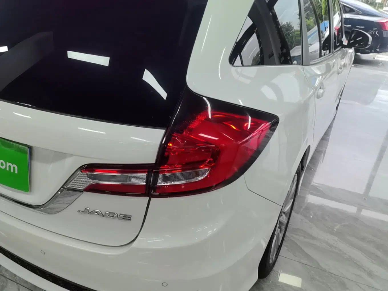 Honda Jade 2017 1.8L automatic Comfort version 5 seats — миниатюра 9