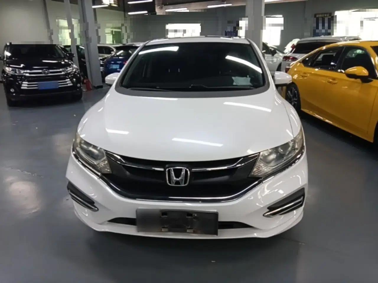 Honda Jade 2017 1.8L automatic Comfort version 5 seats — миниатюра 2