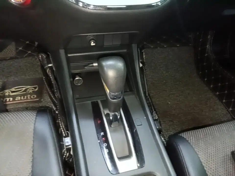 Honda Jade 2017 1.8L automatic Comfort version 5 seats — миниатюра 16