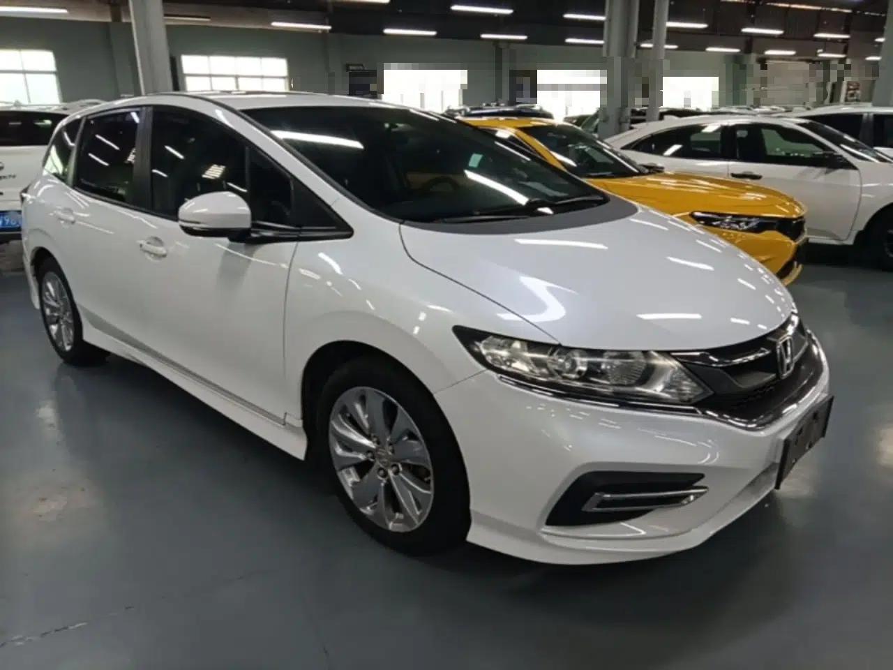 Honda Jade 2017 1.8L automatic Comfort version 5 seats — миниатюра 3