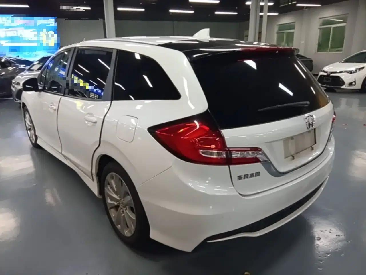 Honda Jade 2017 1.8L automatic Comfort version 5 seats — миниатюра 4
