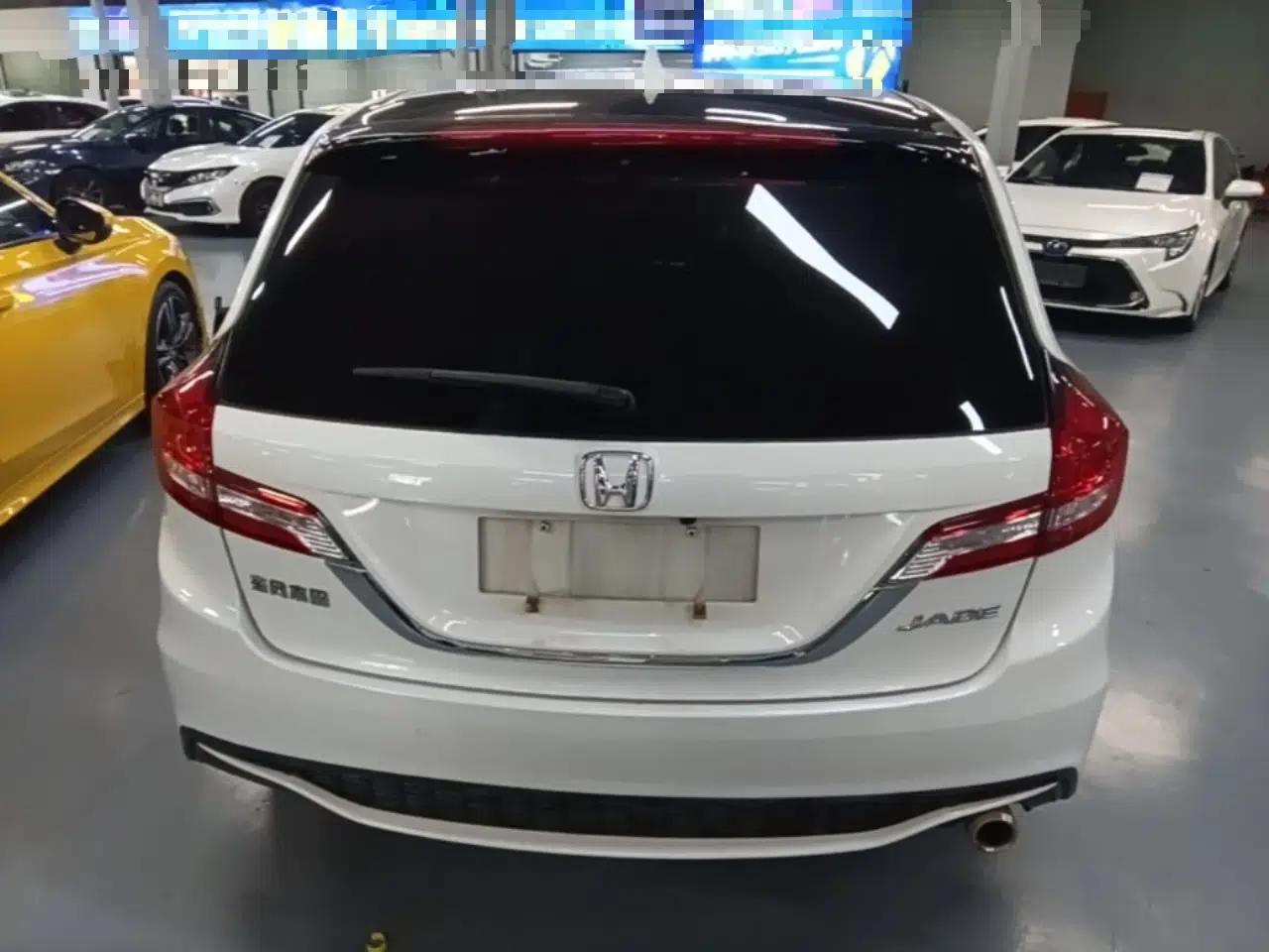 Honda Jade 2017 1.8L automatic Comfort version 5 seats — миниатюра 5