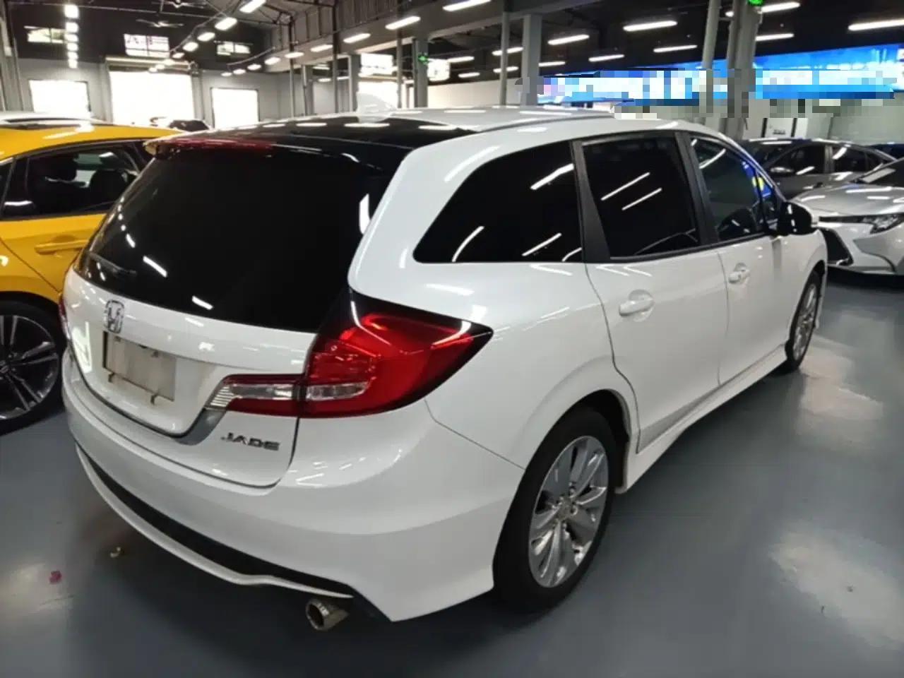 Honda Jade 2017 1.8L automatic Comfort version 5 seats — миниатюра 6