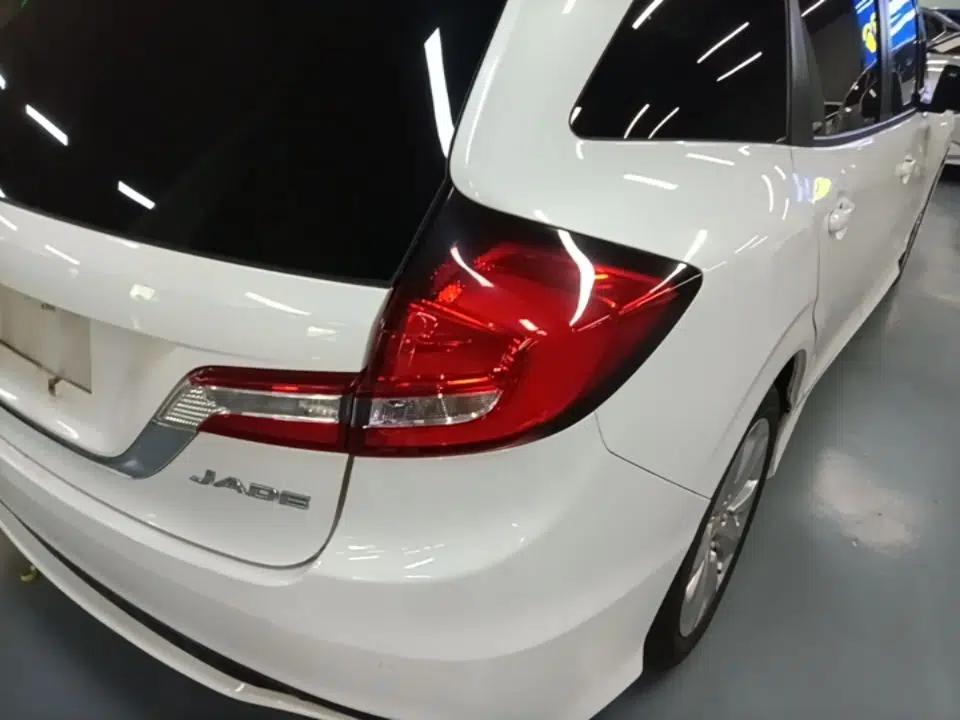 Honda Jade 2017 1.8L automatic Comfort version 5 seats — миниатюра 9