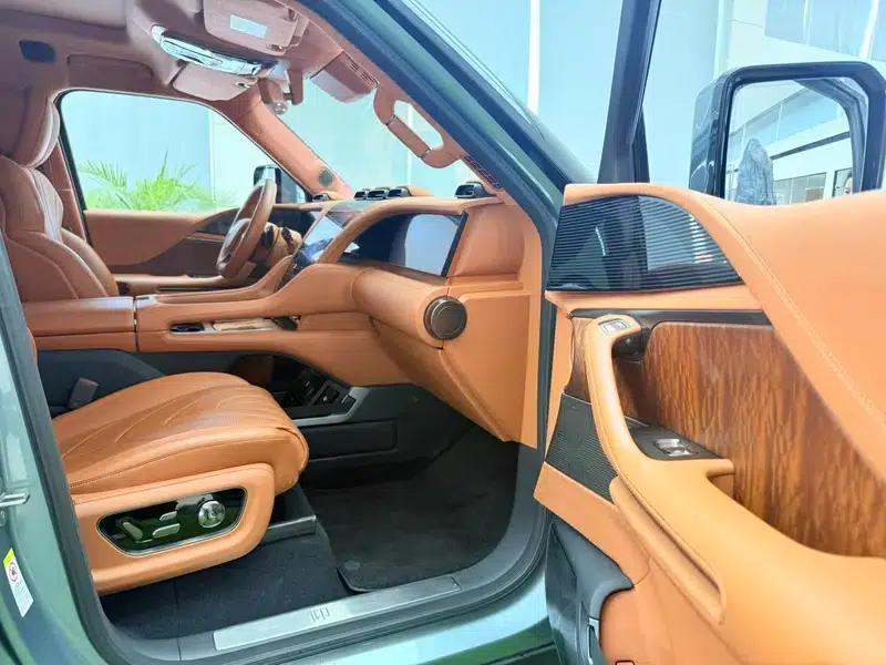 Looking up at the 2023 U8 Luxury Edition — миниатюра 13
