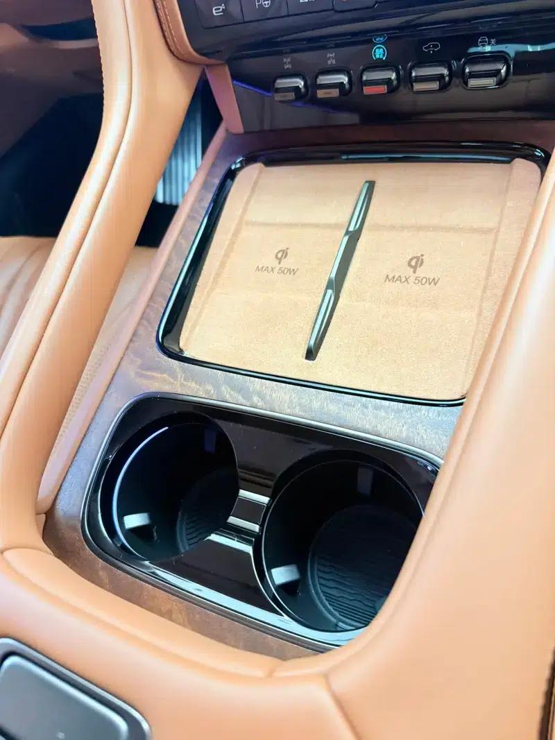 Looking up at the 2023 U8 Luxury Edition — миниатюра 14