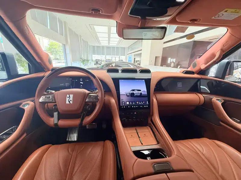 Looking up at the 2023 U8 Luxury Edition — миниатюра 16