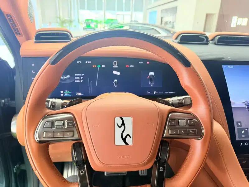 Looking up at the 2023 U8 Luxury Edition — миниатюра 18