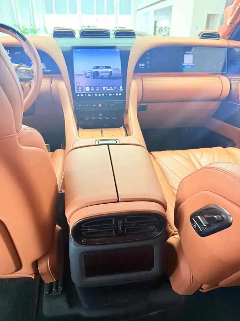 Looking up at the 2023 U8 Luxury Edition — миниатюра 19