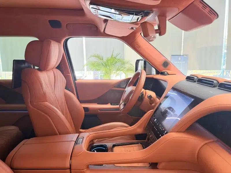 Looking up at the 2023 U8 Luxury Edition — миниатюра 20