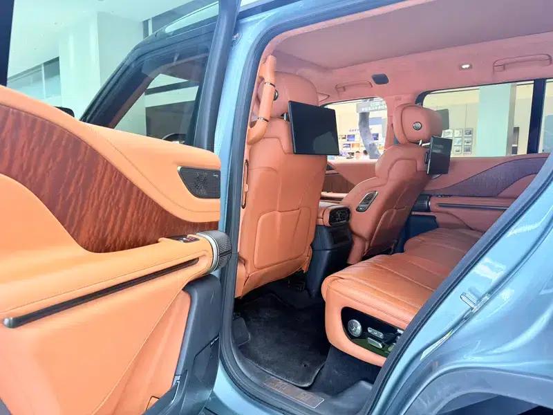 Looking up at the 2023 U8 Luxury Edition — миниатюра 22