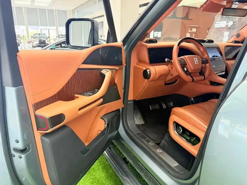 Looking up at the 2023 U8 Luxury Edition — миниатюра 25