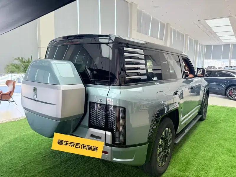 Looking up at the 2023 U8 Luxury Edition — миниатюра 4