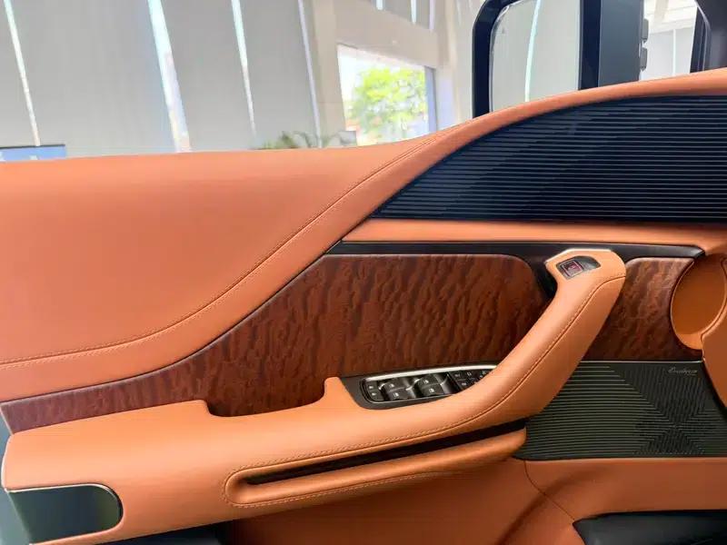 Looking up at the 2023 U8 Luxury Edition — миниатюра 9