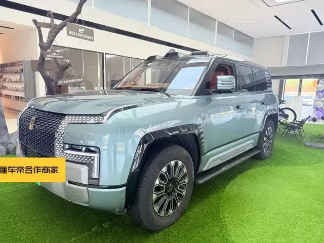 Looking up at the 2023 U8 Luxury Edition