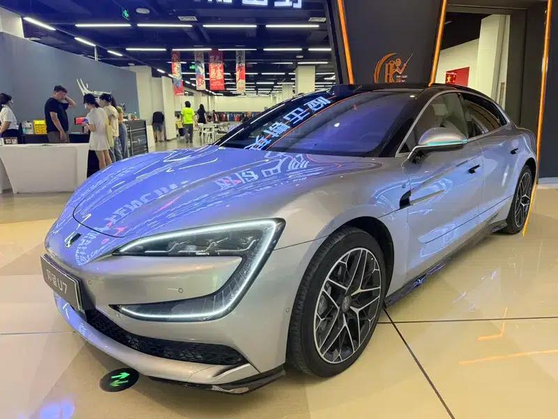 Looking up at the U7 EV 2025 five-seater luxury version — миниатюра 1