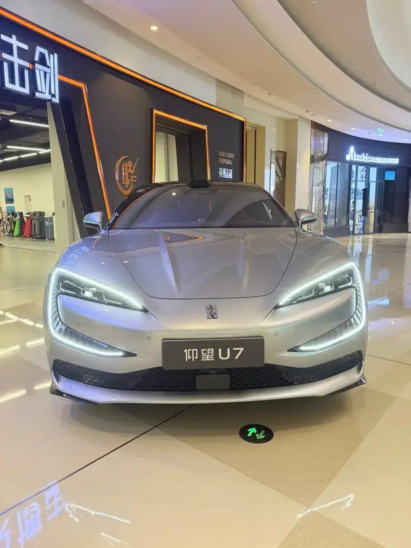 Looking up at the U7 EV 2025 five-seater luxury version — миниатюра 2