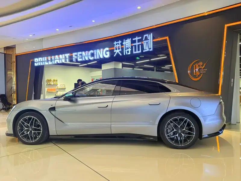 Looking up at the U7 EV 2025 five-seater luxury version — миниатюра 3