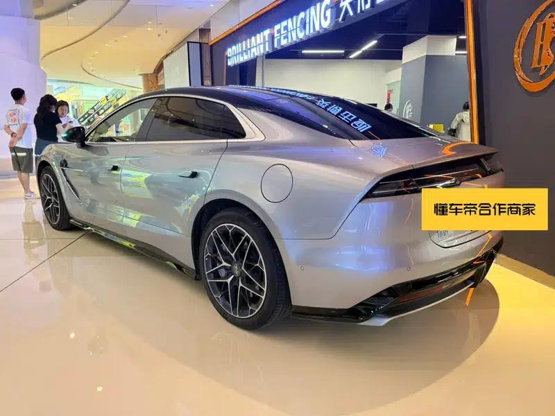 Looking up at the U7 EV 2025 five-seater luxury version — миниатюра 4