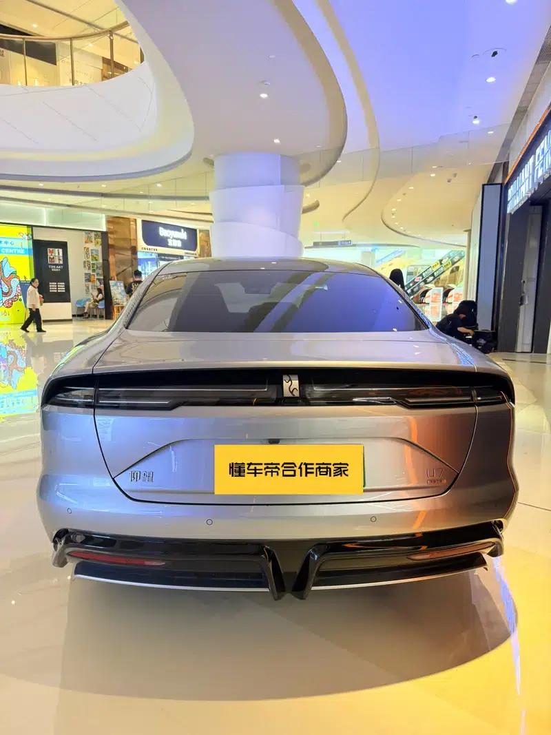 Looking up at the U7 EV 2025 five-seater luxury version — миниатюра 5