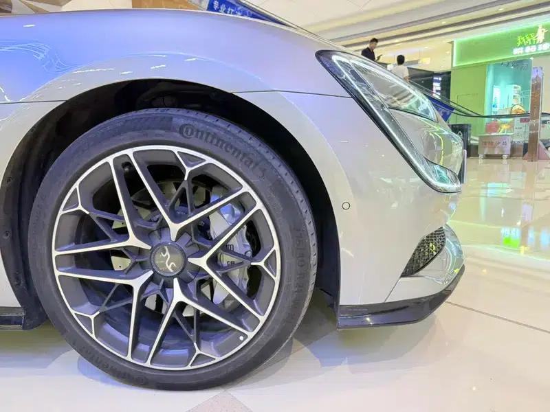 Looking up at the U7 EV 2025 five-seater luxury version — миниатюра 6