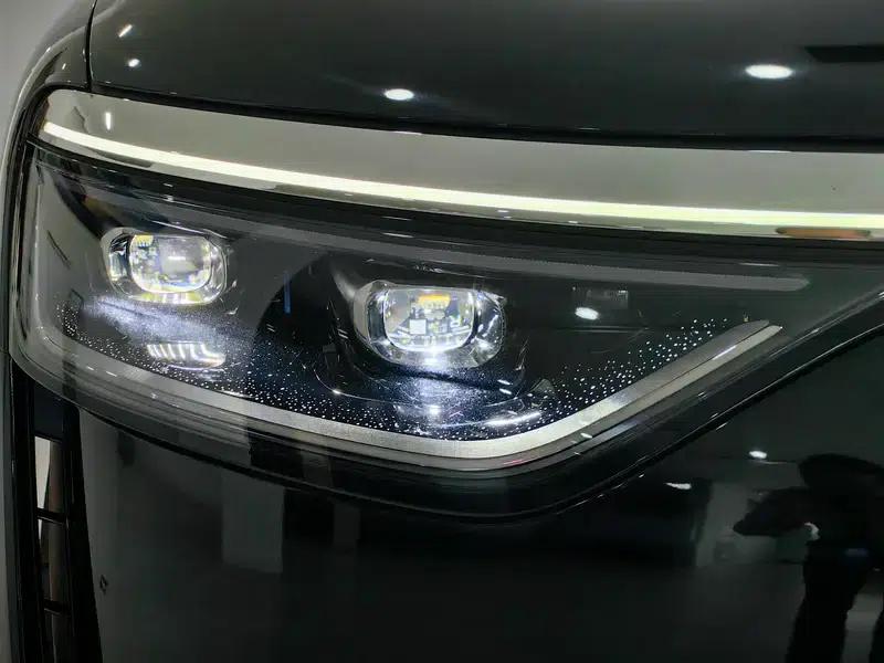 Wenjie M8 2025 Extended Range Ultra 6-Seat 4WD (192-line LiDAR) — миниатюра 6
