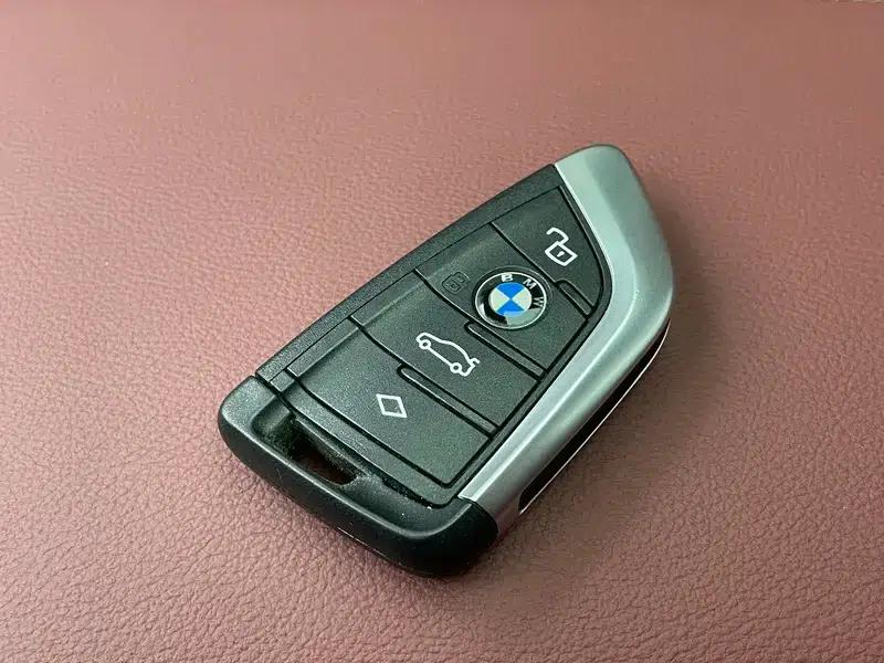 2025 BMW 3 Series 330i M Sport Shadow Edition — миниатюра 11