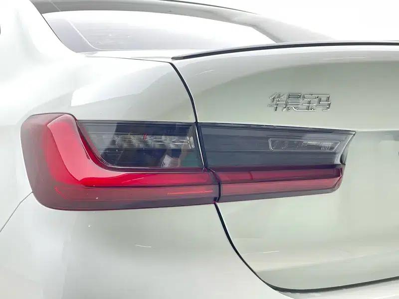 2025 BMW 3 Series 330i M Sport Shadow Edition — миниатюра 13