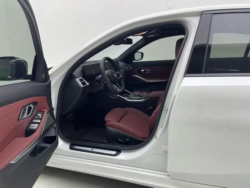 2025 BMW 3 Series 330i M Sport Shadow Edition — миниатюра 17