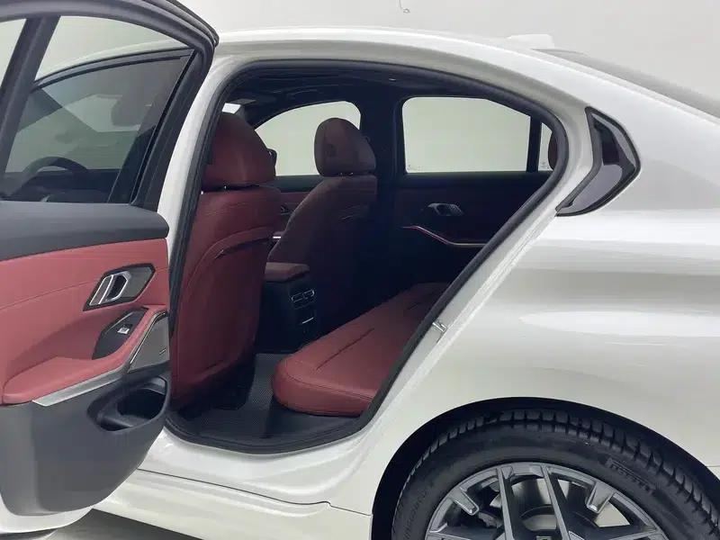 2025 BMW 3 Series 330i M Sport Shadow Edition — миниатюра 18
