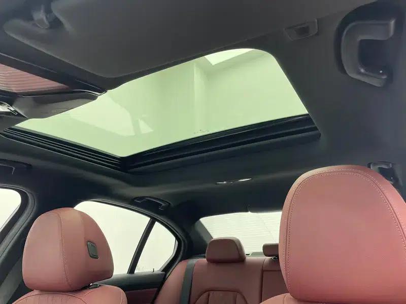 2025 BMW 3 Series 330i M Sport Shadow Edition — миниатюра 19