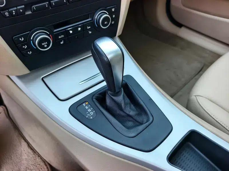 BMW 3 Series 2011 318i Leading Edition — миниатюра 15