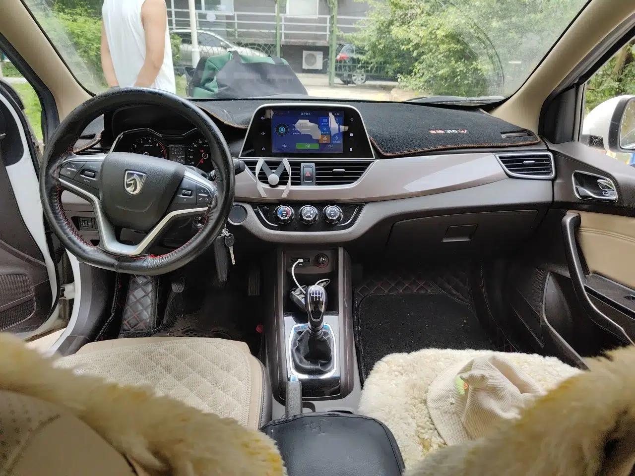 Baojun 310W 2017 1.5L Manual Luxury Edition China V — миниатюра 9