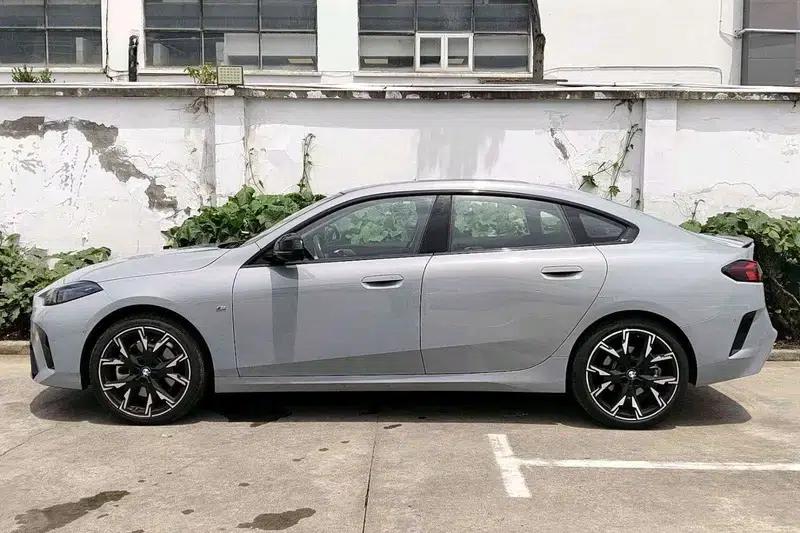 2025 BMW 2 Series 225L M Sport Shadow Edition — миниатюра 3