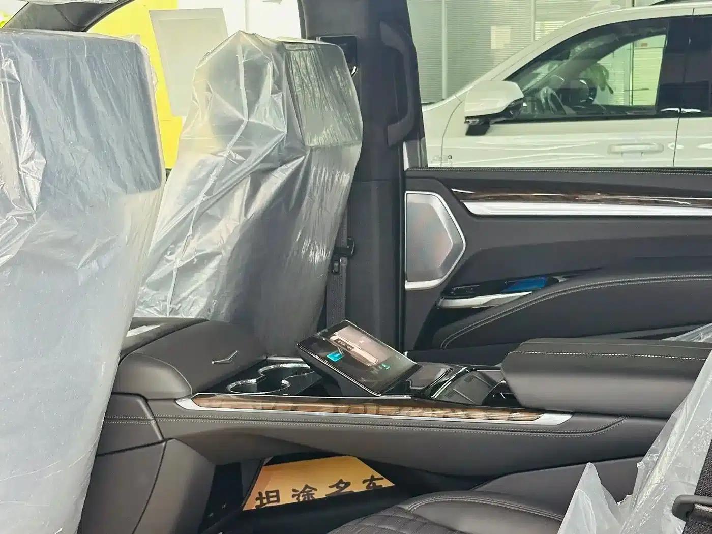2026 Cadillac Escalade 6.2L Sport Platinum Extended Edition — миниатюра 6