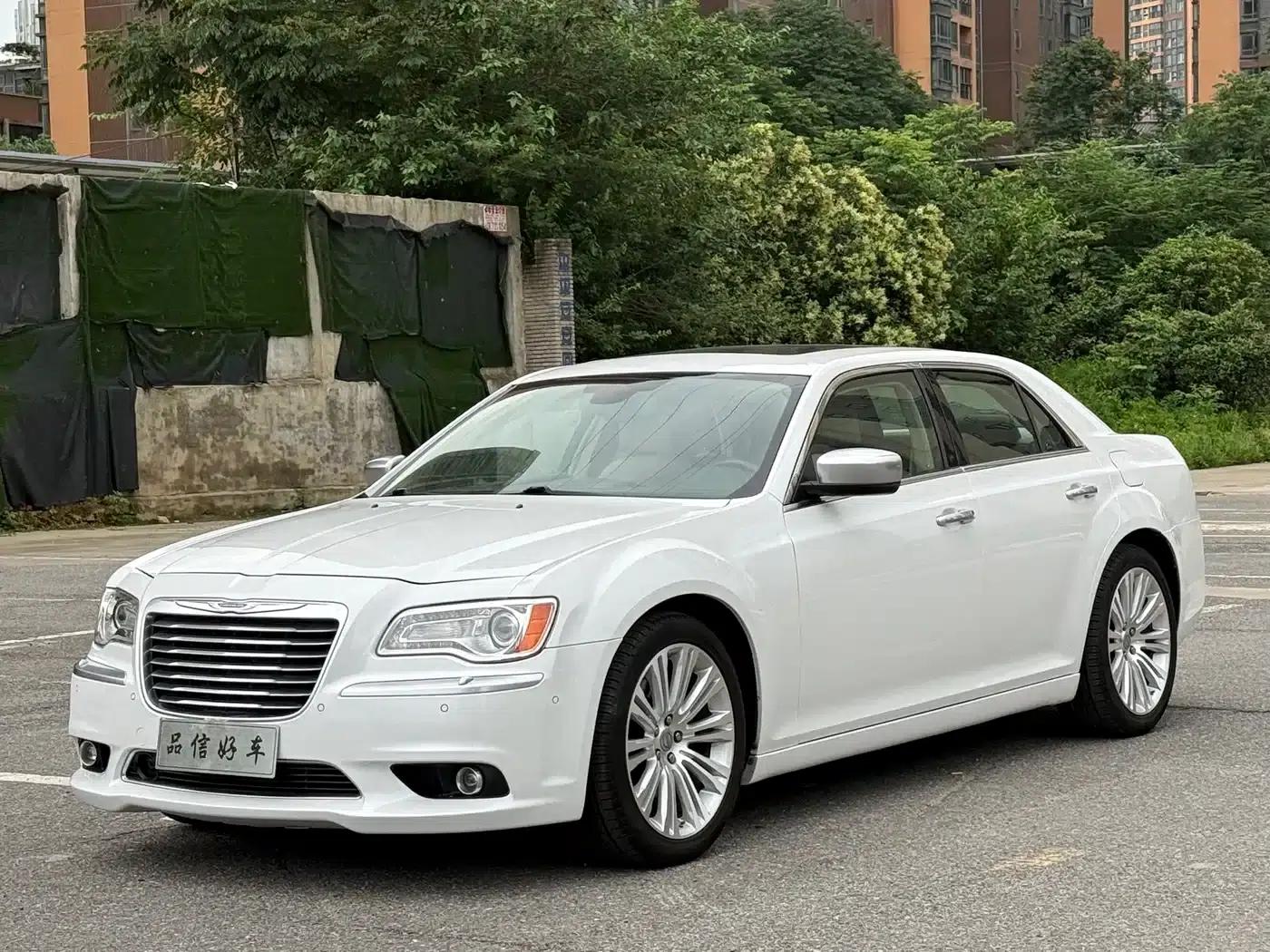 2013 Chrysler 300C Imported Model 3.6L Premium Edition — миниатюра 1