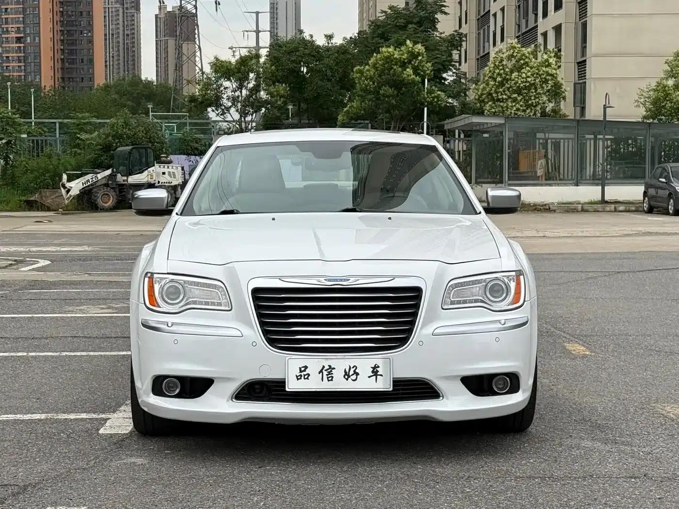 2013 Chrysler 300C Imported Model 3.6L Premium Edition — миниатюра 2