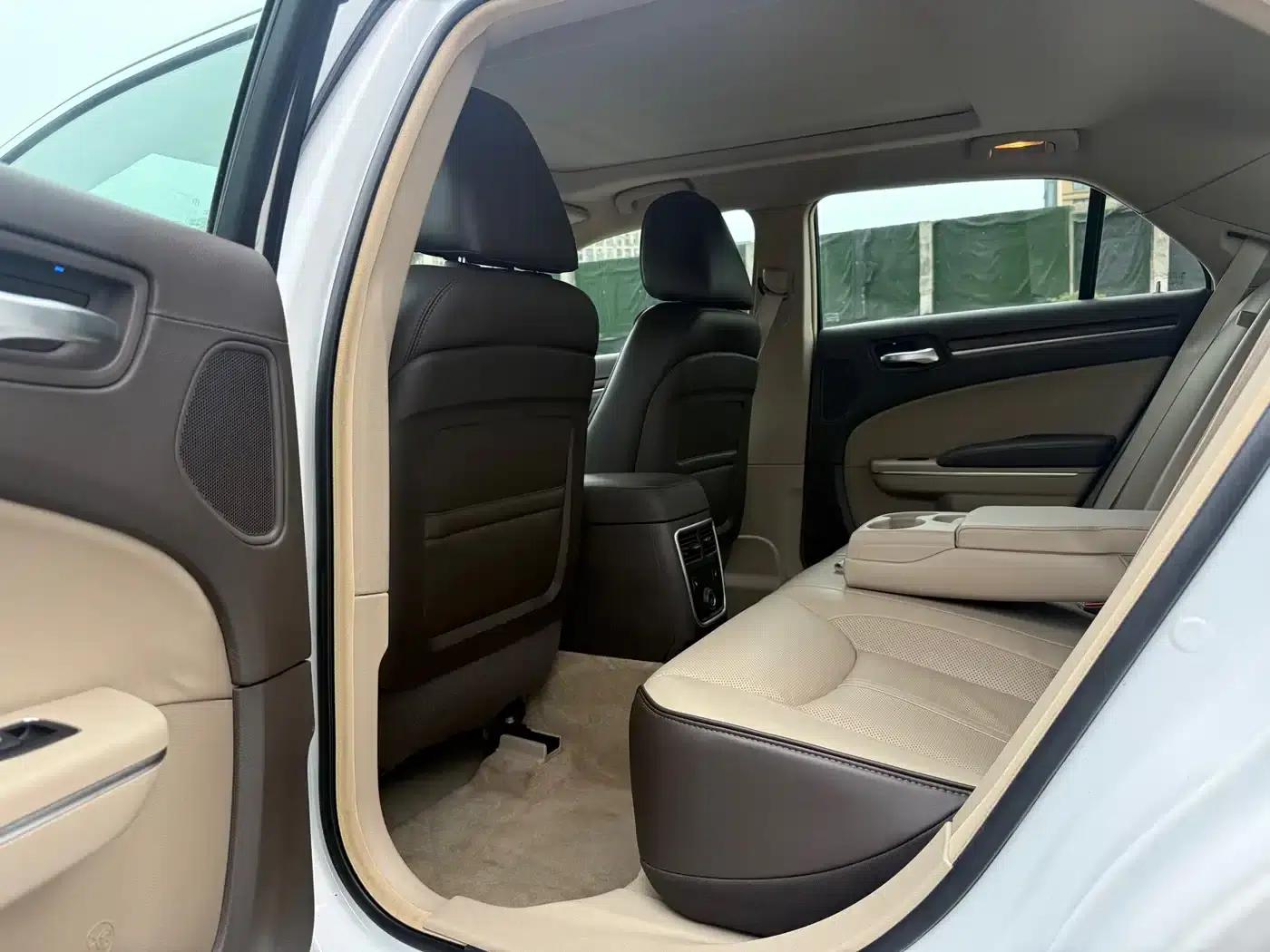2013 Chrysler 300C Imported Model 3.6L Premium Edition — миниатюра 11
