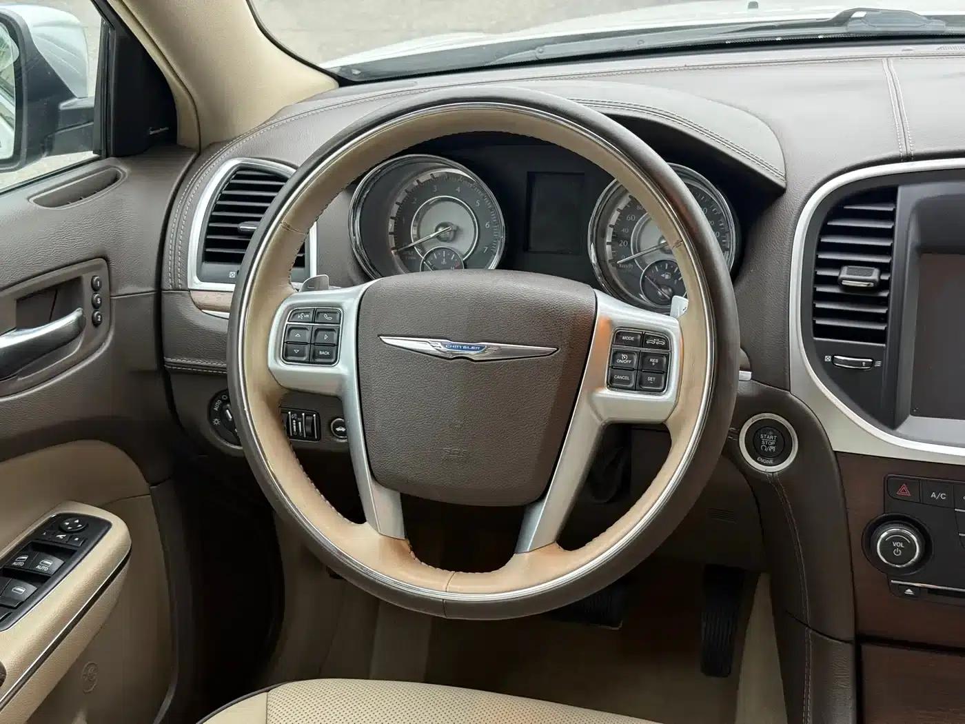 2013 Chrysler 300C Imported Model 3.6L Premium Edition — миниатюра 16