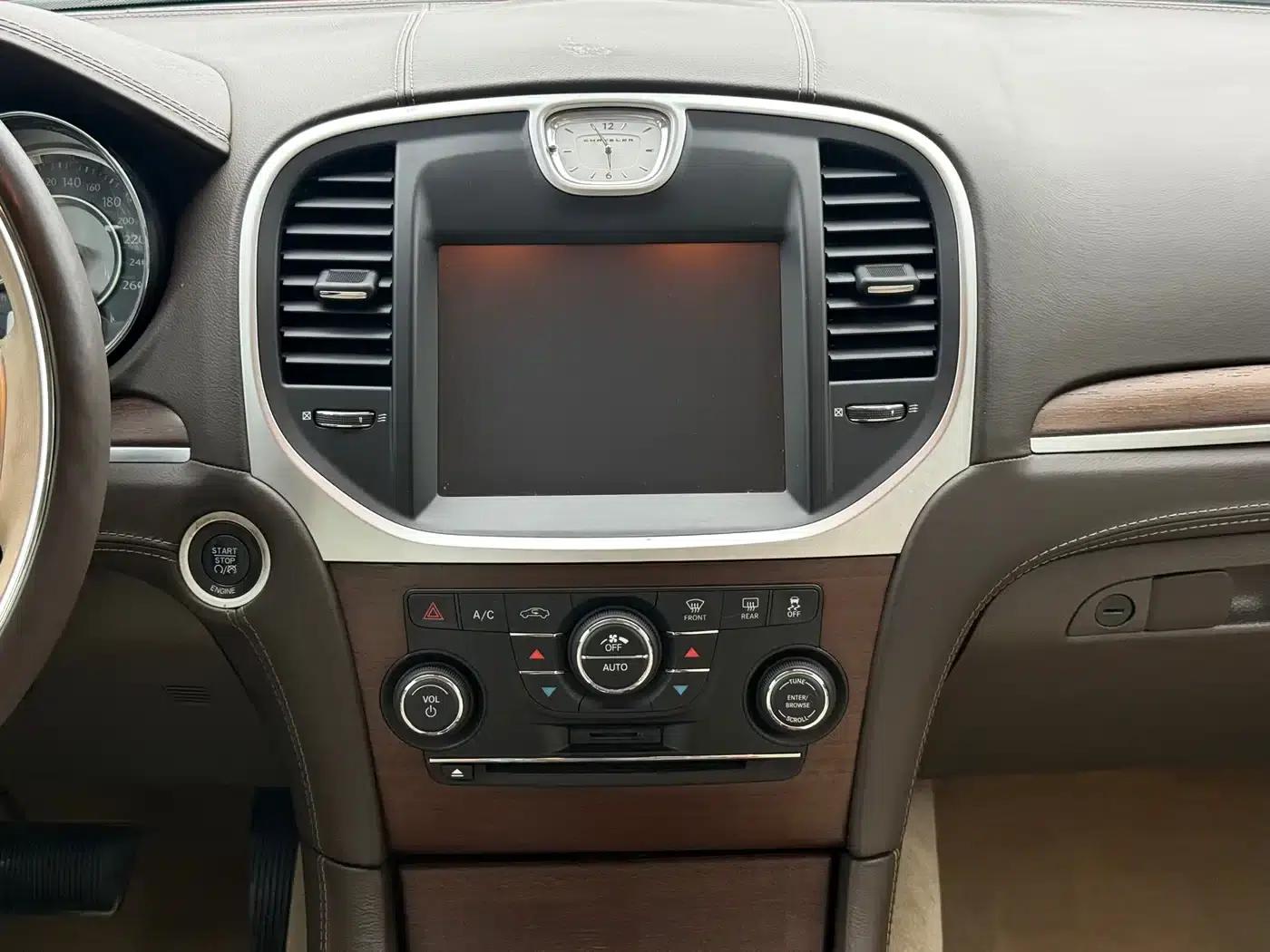 2013 Chrysler 300C Imported Model 3.6L Premium Edition — миниатюра 17