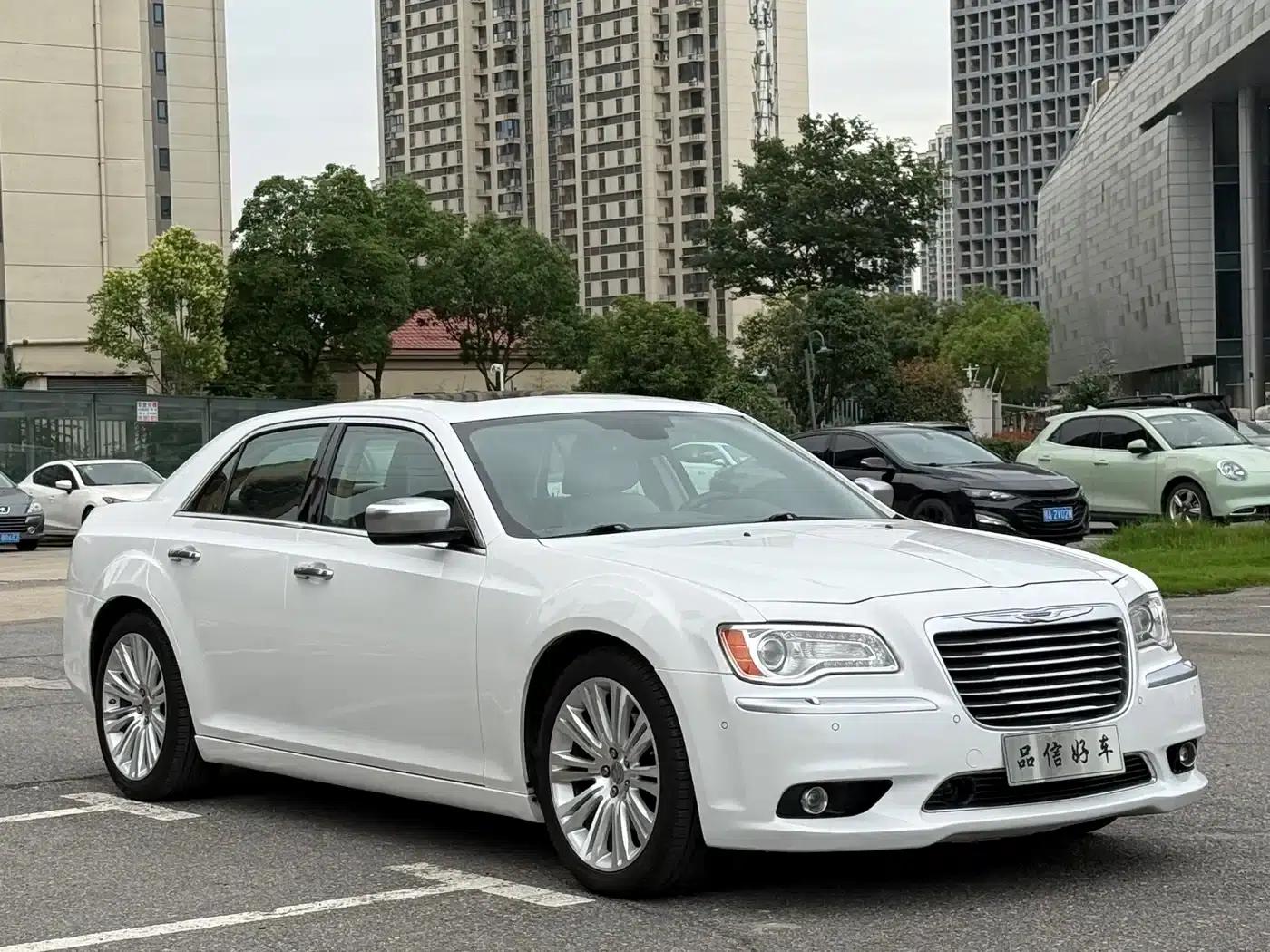 2013 Chrysler 300C Imported Model 3.6L Premium Edition — миниатюра 3