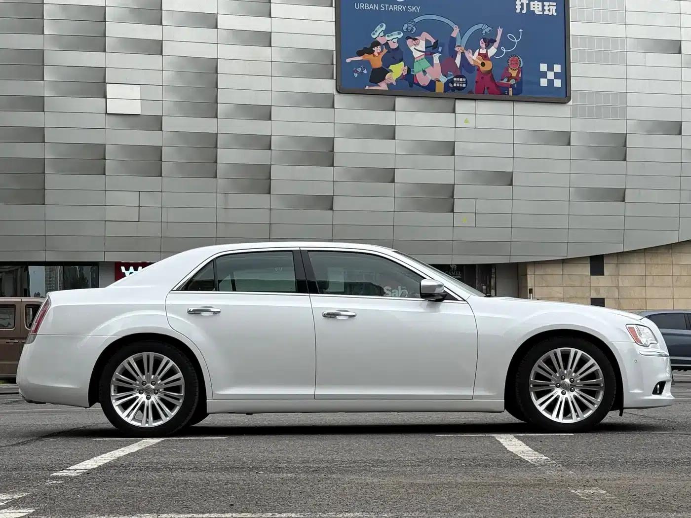 2013 Chrysler 300C Imported Model 3.6L Premium Edition — миниатюра 4