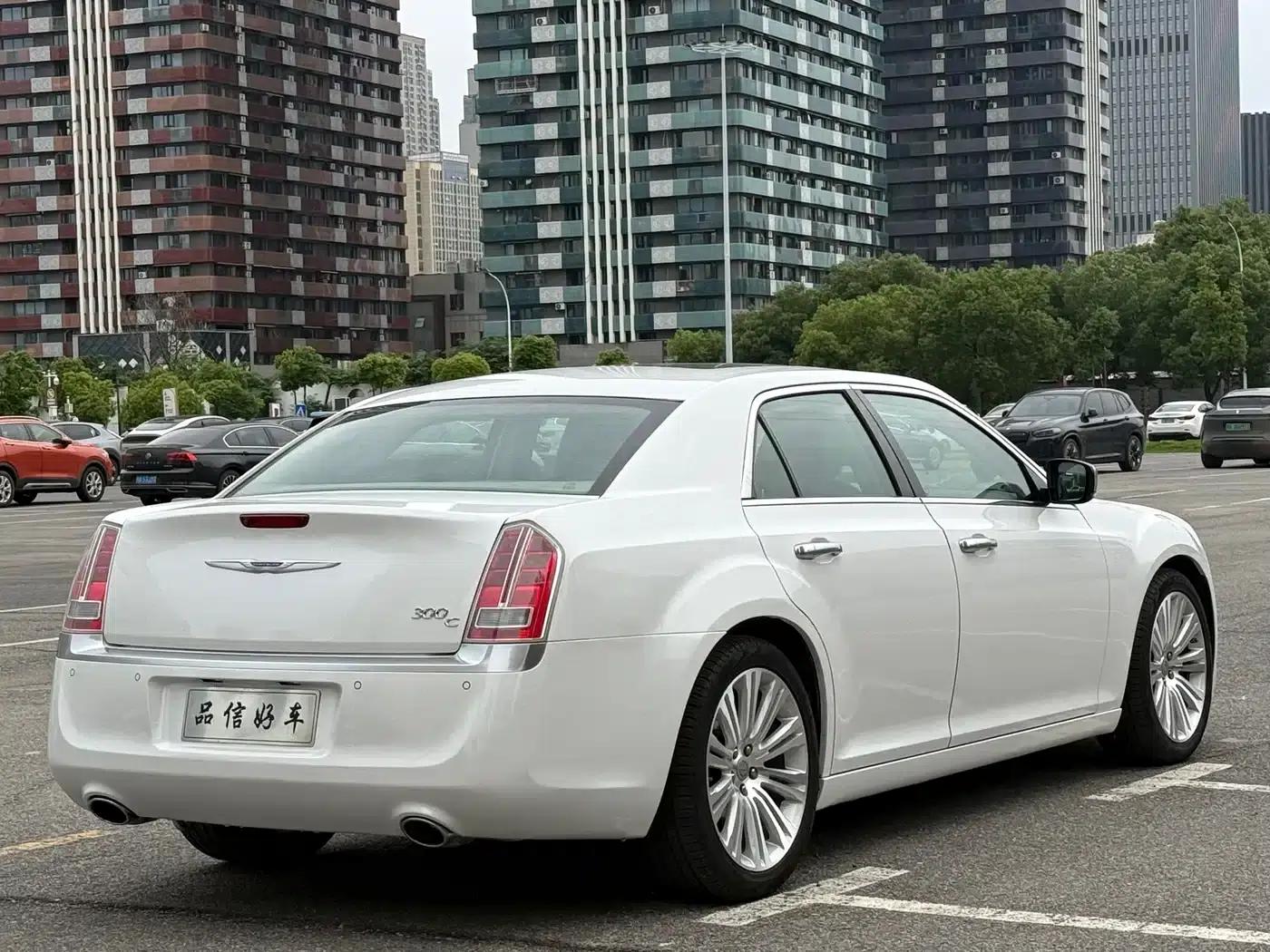 2013 Chrysler 300C Imported Model 3.6L Premium Edition — миниатюра 5