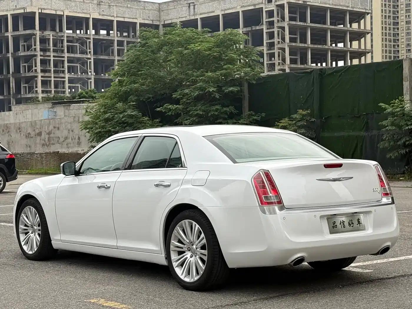 2013 Chrysler 300C Imported Model 3.6L Premium Edition — миниатюра 7