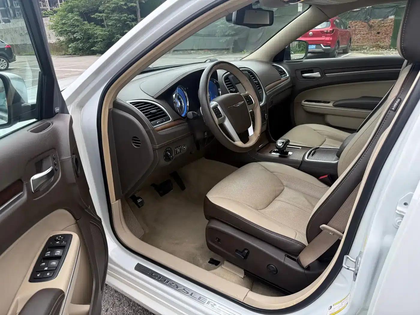 2013 Chrysler 300C Imported Model 3.6L Premium Edition — миниатюра 8