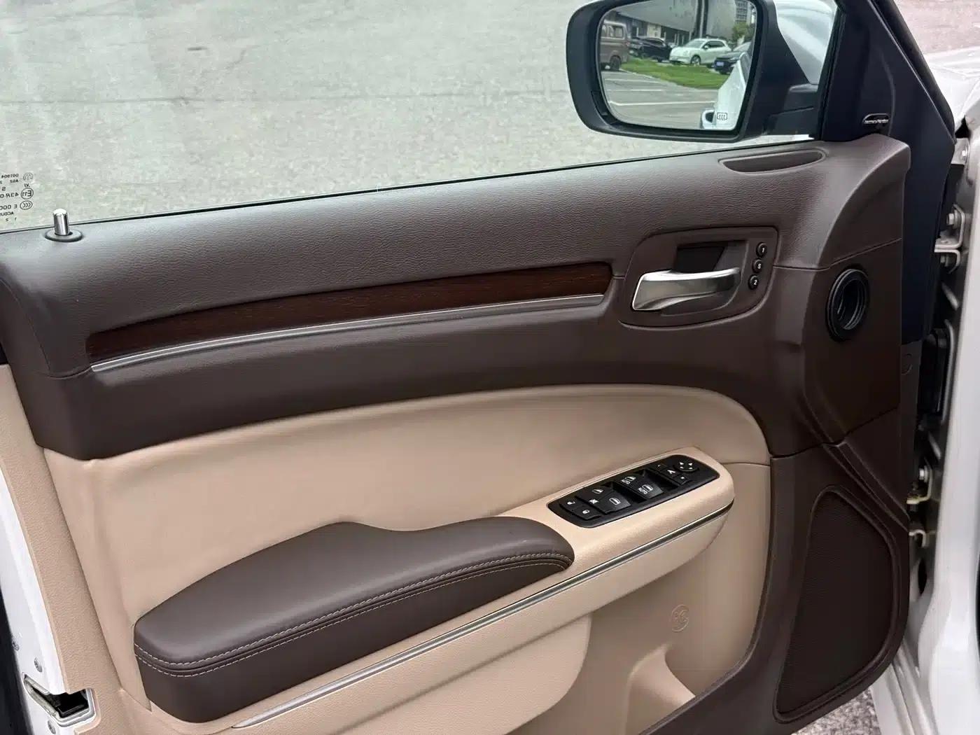 2013 Chrysler 300C Imported Model 3.6L Premium Edition — миниатюра 10