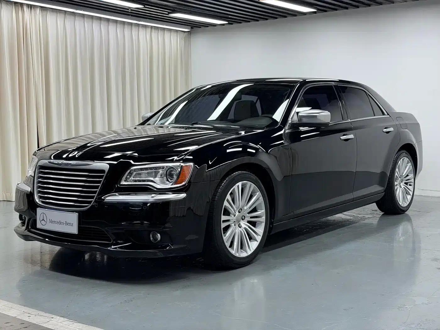 2013 Chrysler 300C Imported Model 3.6L Premium Edition — миниатюра 1