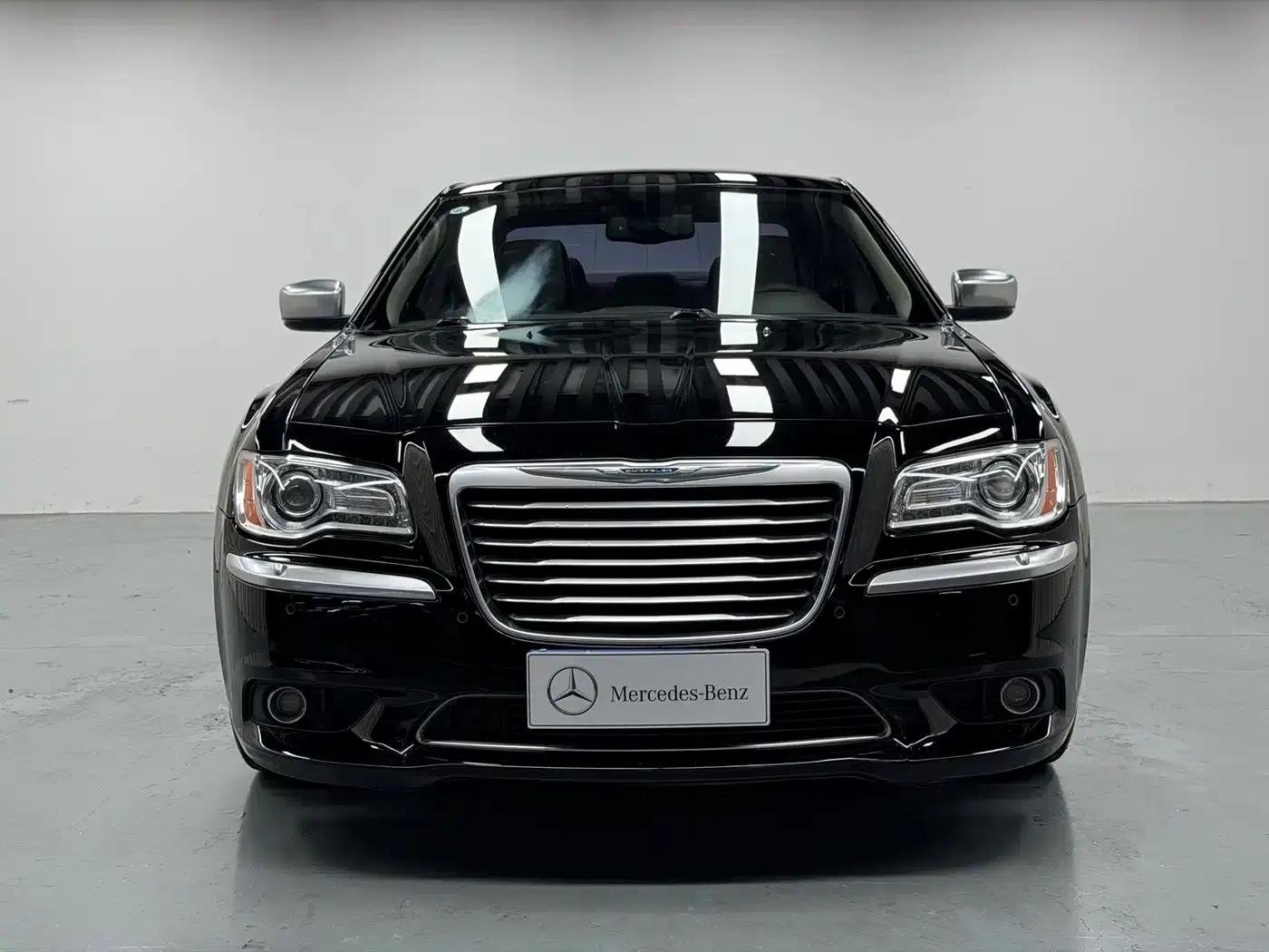 2013 Chrysler 300C Imported Model 3.6L Premium Edition — миниатюра 2