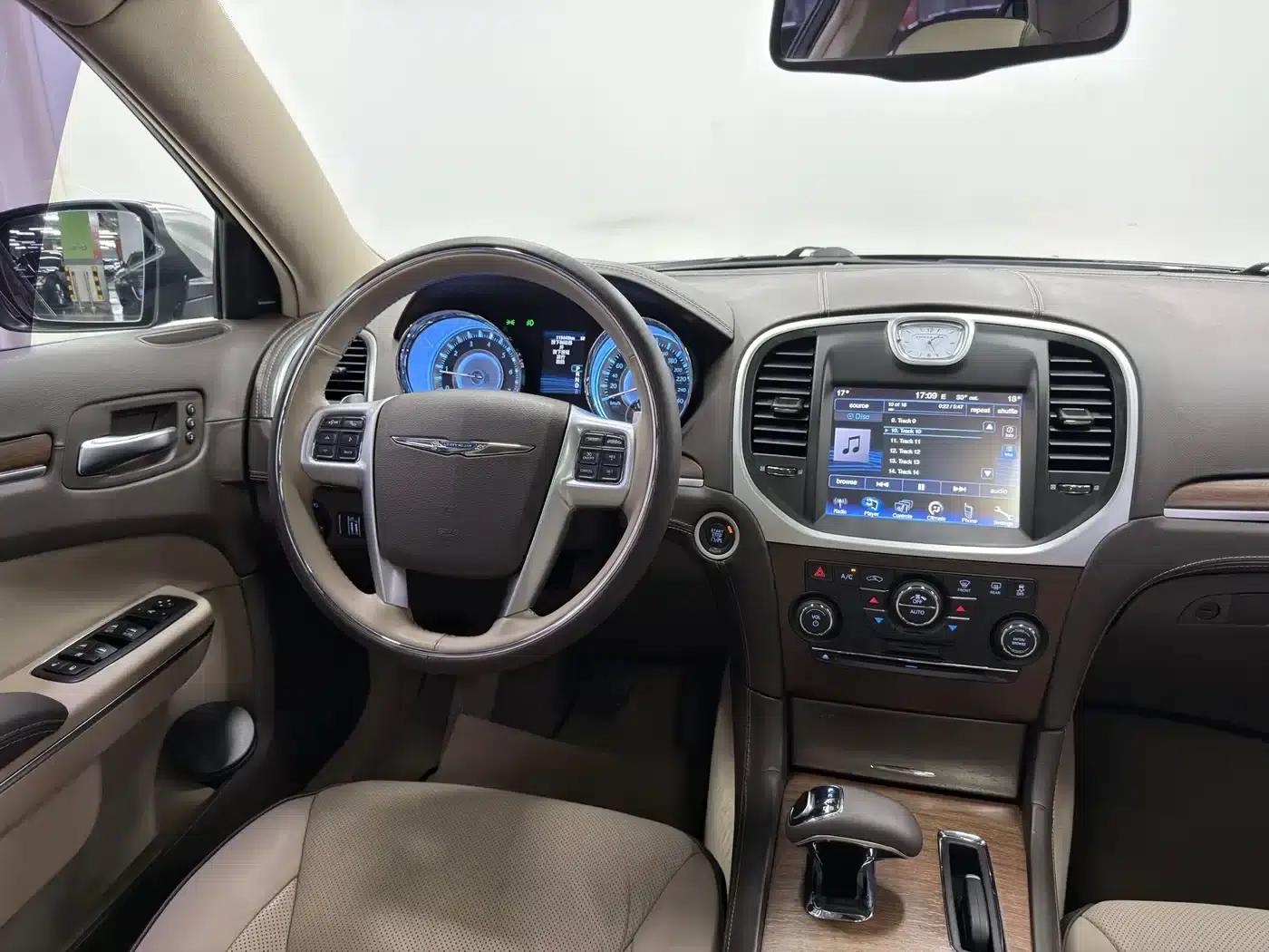 2013 Chrysler 300C Imported Model 3.6L Premium Edition — миниатюра 11